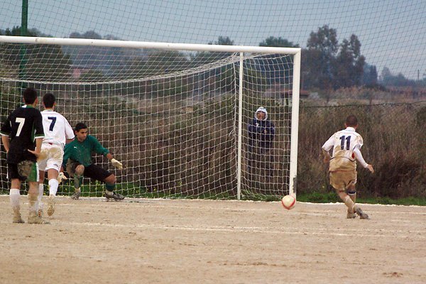 Marco Sanna batte il rigore e spiazza il portiere